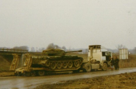 curiosa combinación....
 t55hell-1.jpg 
 t55hell-2.jpg 
 t55hell-3.jpg 

barcaza T55 con torre de M18 00