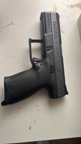 Se vende por 500 € o cambia por carabina arma corta CZ P10C. Tiene tres cargadores, maletín y unos 1000 02