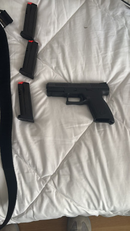 Se vende por 500 € o cambia por carabina arma corta CZ P10C. Tiene tres cargadores, maletín y unos 1000 01