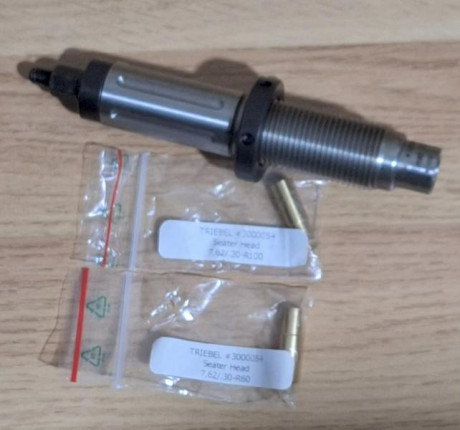 Die Triebel cal.308 sin usar, con los posicionadores de puntas R60 y R100.

R60 vale:
Hornady A-max 160 01