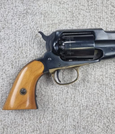 Vendo Revolver Santa Barbara por llevar 7 años en el armero. Pocos disparos y bien cuidado. Tiene el punto 10