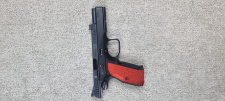 Vendo magnífica pistola con una cachas rojas extra. Le acompaña 4 cargadores, su caja original y sus cachas 02