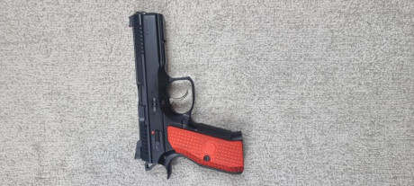 Vendo magnífica pistola con una cachas rojas extra. Le acompaña 4 cargadores, su caja original y sus cachas 01
