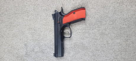 Vendo magnífica pistola con una cachas rojas extra. Le acompaña 4 cargadores, su caja original y sus cachas 00