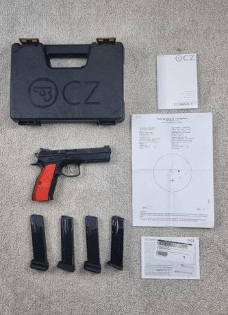 Vendo magnífica pistola con una cachas rojas extra. Le acompaña 4 cargadores, su caja original y sus cachas 12