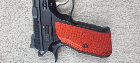 Vendo magnífica pistola con una cachas rojas extra. Le acompaña 4 cargadores, su caja original y sus cachas 11
