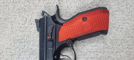 Vendo magnífica pistola con una cachas rojas extra. Le acompaña 4 cargadores, su caja original y sus cachas 10