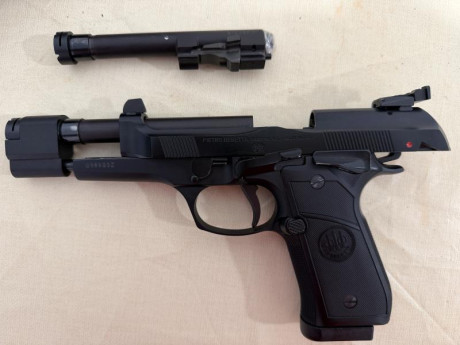 Beretta 92 FS Combat.
Pistola SA con seguro en el armazón.
Dos cañones.
Kit del 22 a estrenar.solo probado.
Disparador 01