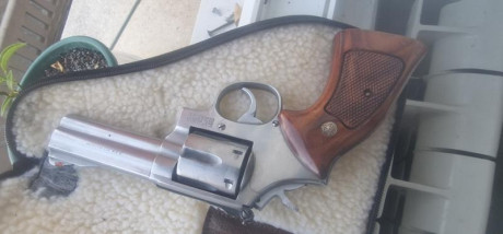 Vendo revolver smith&wesson 357 magnum de 4 pulgadas. Guiado para licencia F. Esta en Asturias pero 01