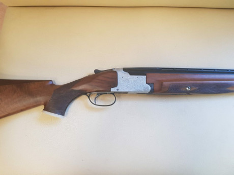 Se vende escopeta  Browning , modelo  B-25 .

Cañones de  76  cm, con  *  y  ** .
Por el número de serie, 150
