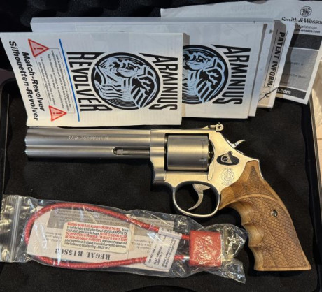 Buenos días,vendo revólver Smith Wesson 6 pulgadas,750 euros,un saludo. 01