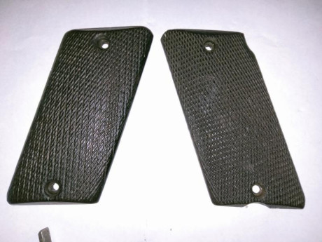 Hola, pongo a la venta un juego de cachas de madera de nogal para la pistola Austriaca Steyr modelo 1908 51