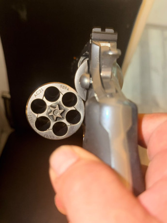 Mi compañero de club vende su revolver Colt Anaconda. 44 Magnum Cañón 8"
Precio: 2000 €.
El revolver 00