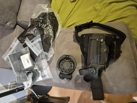 Vendo conjunto de pernera (sin sacar de casa), adaptador para molle o cinturon (sin sacar de casa), 2 00