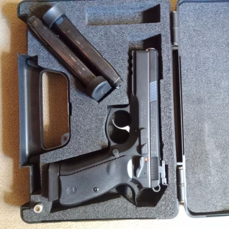 Se vende pist0la CZ 75 SP-01 Shadow 1  su predio 900 euros con el envio el arma viene con 3 cargadores 10
