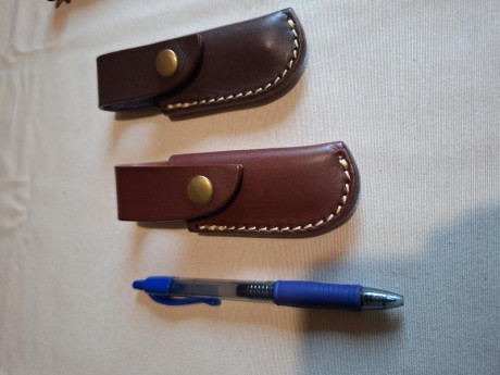 Buenas tardes compañeros,

Pongo a la venta estas fundas de navaja junto a un boli para ver el tamaño.

Portes 10