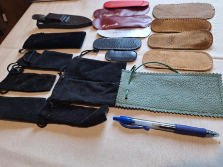 Buenas tardes compañeros,

Pongo a la venta estas fundas de navaja junto a un boli para ver el tamaño.

Portes 21