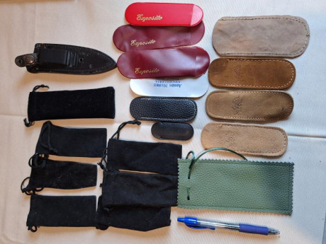 Buenas tardes compañeros,

Pongo a la venta estas fundas de navaja junto a un boli para ver el tamaño.

Portes 20