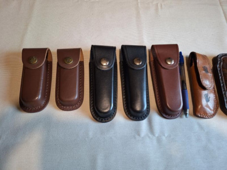 Buenas tardes compañeros,

Pongo a la venta estas fundas de navaja junto a un boli para ver el tamaño.

Portes 31