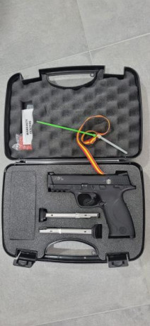 Pongo a la venta mi pistola Smith & Wesson M&P22 en calibre .22 LR por falta de uso. 

El arma 02