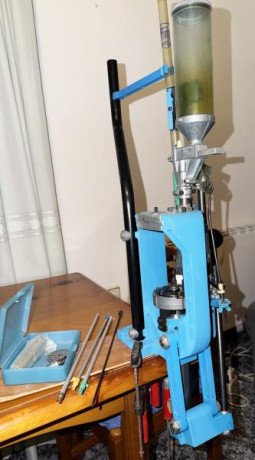 Buenos días se vende por 800€ Dillon 650XL con la conversión del 9mm. P, lleva también el tubo y el disco 00