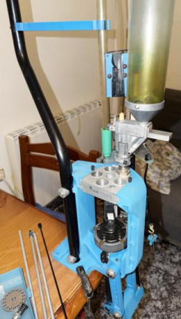 Buenos días se vende por 800€ Dillon 650XL con la conversión del 9mm. P, lleva también el tubo y el disco 12