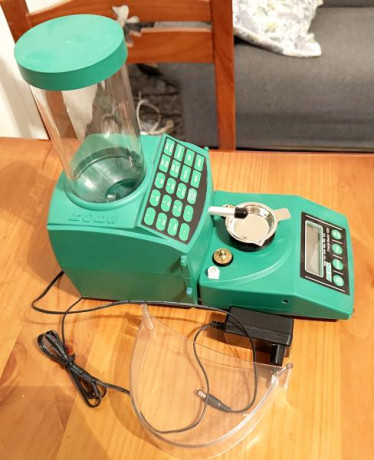 Buenos días, se vende báscula dosificadora RCBS Chargemaster 1500, con poco uso, y en perfectas condiciones, 01