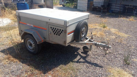 Vendo remolque perros con 3 compartimentos y bandeja alta para complementos. Con documentación. Rueda 01