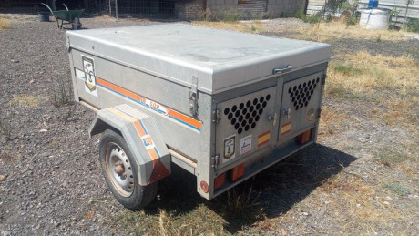 Vendo remolque perros con 3 compartimentos y bandeja alta para complementos. Con documentación. Rueda 00