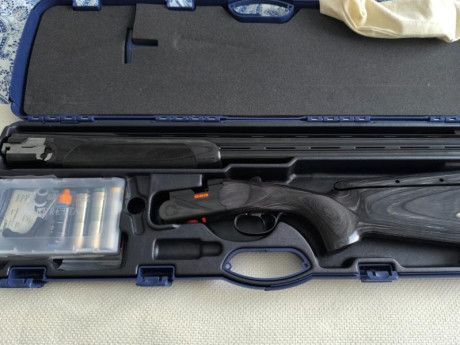 Beretta 688 Sporting ,con 76 de cañon,carrillera ajustable B-Fast,cañones Stilium y cinco choches....Tiene 02