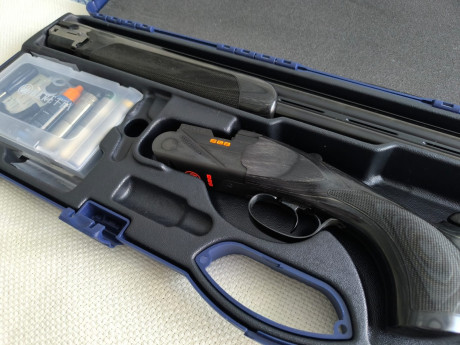 Beretta 688 Sporting ,con 76 de cañon,carrillera ajustable B-Fast,cañones Stilium y cinco choches....Tiene 21