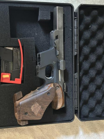 Pistola Walther GSP cal.32, cacha M. Posibilidad de poner carro del Cal.22. Tiene su maletín y dos cargadores.
Precio 20