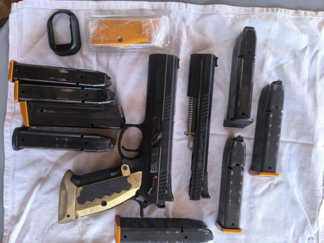 Vendo CZ TS Orange calibre 40 más corredera del 9mm, con 4 cargadores de cada calibre, cachas y fanel 01