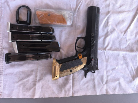 Se vende CZ TS Orange calibre 9mm con 4 cargadores, cachas y fanel de latón mas las originales, se puede 01