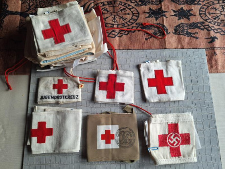 Buenos días compañeros,

Pongo a la venta esta colección con 21 brazaletes sanitarios, tanto militares 02