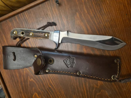 Buenas, vendo cuchillo Puma modelo White Hunter, estado NUEVO, sin usar. 250 €. 01