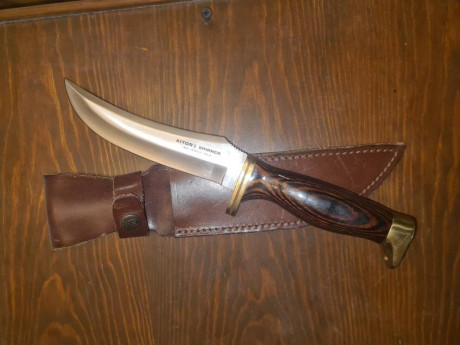 Vendo cuchillo Aitor modelo Skiner, muy buen estado, 175€. 02