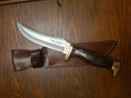 Vendo cuchillo Aitor modelo Skiner, muy buen estado, 175€. 01