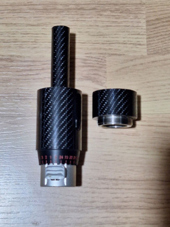 Se vende para cal.22 con peso de 202gr y con diametro en la boca del  cañon de 21,80 mm. Lleva un contrapeso 00