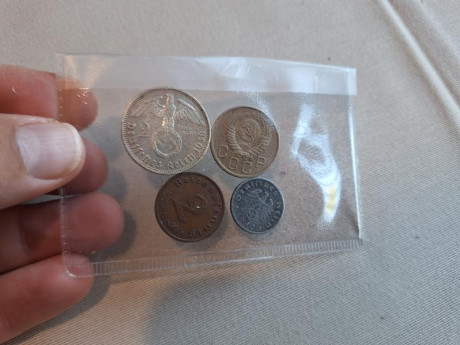 Buenos días compañeros,

Pongo a la venta este conjunto de artículos de la Alemania de la segunda guerra 40