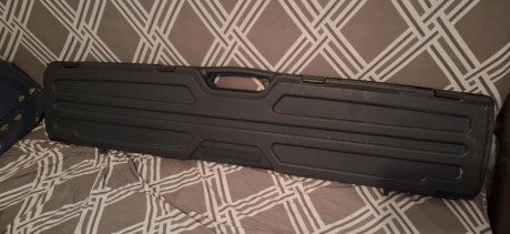 Vendo maletín para arma larga de 123x26 cms, de polímero acolchado, marca Plano modelo Gun Guard. Se entrega 01