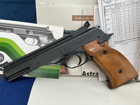Se vende pistola del .22 LR Astra TS22 en buen estado estético y funcional .
Con cachas de diestro y otras 01