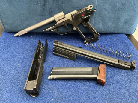 Se vende pistola del .22 LR Astra TS22 en buen estado estético y funcional .
Con cachas de diestro y otras 21