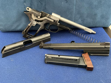 Se vende pistola del .22 LR Astra TS22 en buen estado estético y funcional .
Con cachas de diestro y otras 20