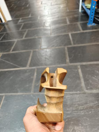 Buenas,vendo cacha algo retocada para morini CM 84e,el precio es de 180 euros 12