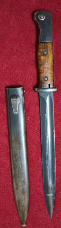 Bayoneta para Mauser K98 de 1935 con su vaina coincidente.

Fabricante: Ernst Pack & Söhne. Conocida 10