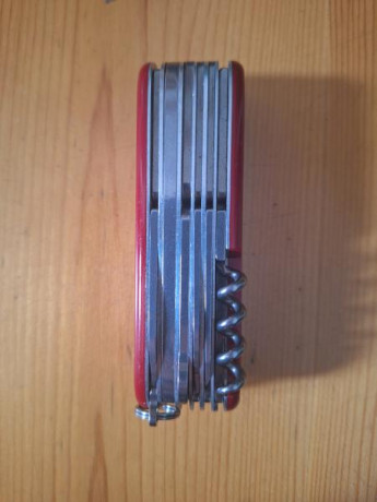 *SE VENDE:* 

 *Victorinox Huntsman,*
 
Herramientas como nuevas, muy poco uso, solo marcas en las cachas 02