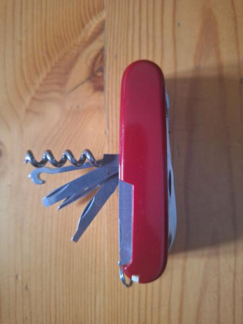 *SE VENDE:* 

 *Victorinox Huntsman,*
 
Herramientas como nuevas, muy poco uso, solo marcas en las cachas 01