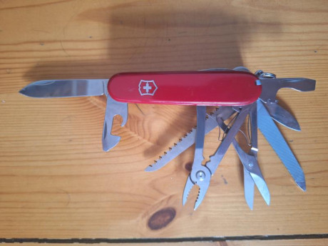 *SE VENDE:* 

 *Victorinox Huntsman,*
 
Herramientas como nuevas, muy poco uso, solo marcas en las cachas 00