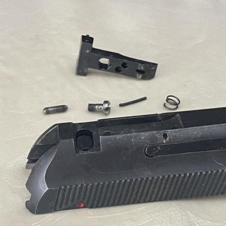 Hola, recientemente me ha llegado una TAURUS PT99 AF y al limpiarla me he encontrado con este apaño en 00